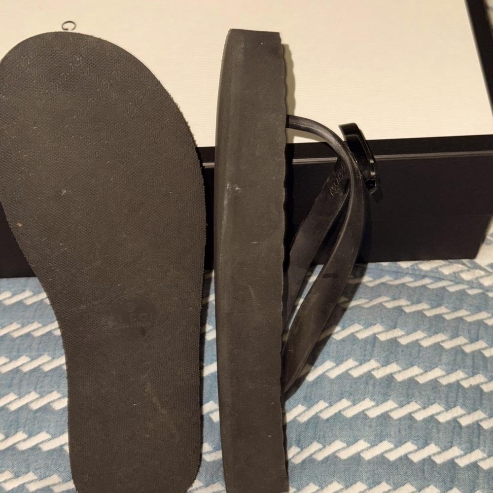 Gucci flip flops worn once. Size 7